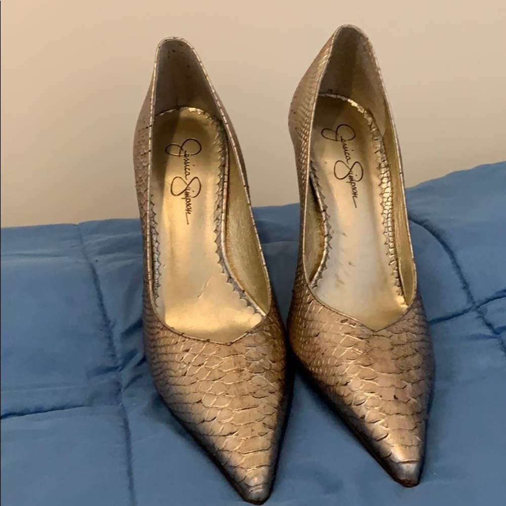 Jessica Simpson Gold Snake Skin like Heeled Shoe.